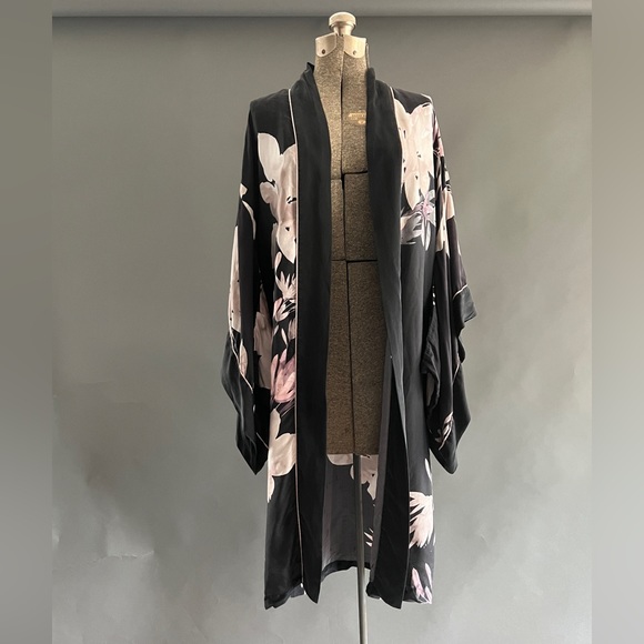 Natori Silk Kimono - Picture 2 of 9